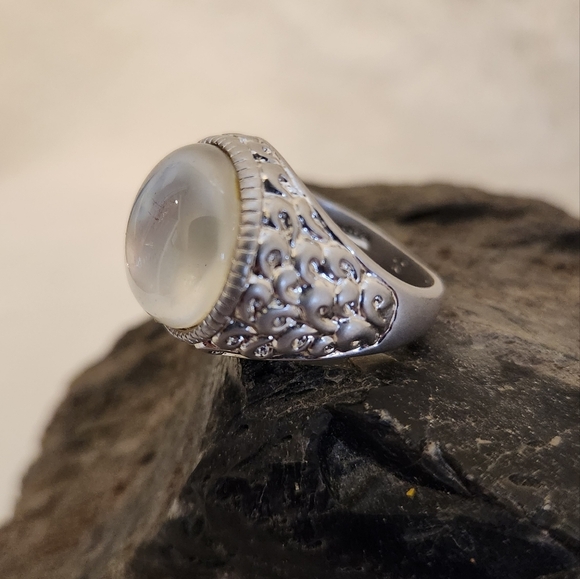 NWOT Lia Sophia "Alabaster" Silver and translucent Chrystal ring - Sz 10 - Picture 5 of 6